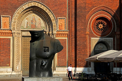 カルミネ広場　彫像と赤レンガ教会