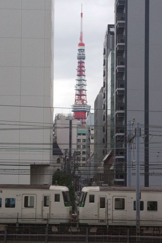ビルの隙間から見た東京タワーと１８５系踊り子号 マイペースな鉄分補給 2nd