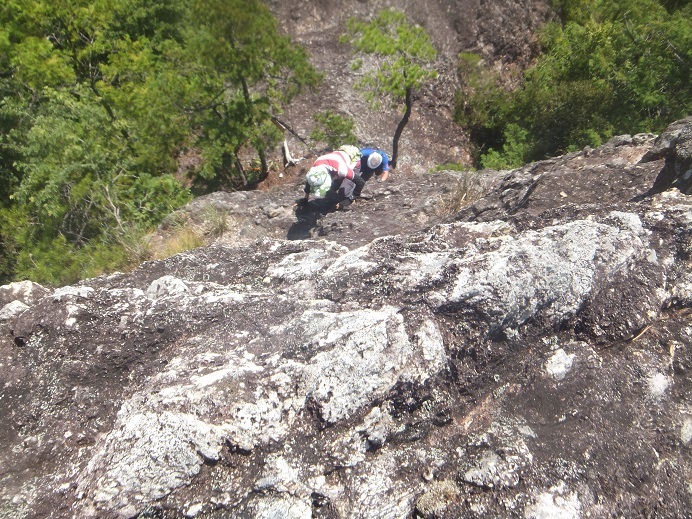 サイコロ岩に取り付く山仲間DSCF9282